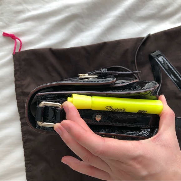 NEW KATE SPADE BLACK SHINY PATENT LEATHER CROSSBODY BAG WITH GOLD HARDWARE - Picture 5 of 15